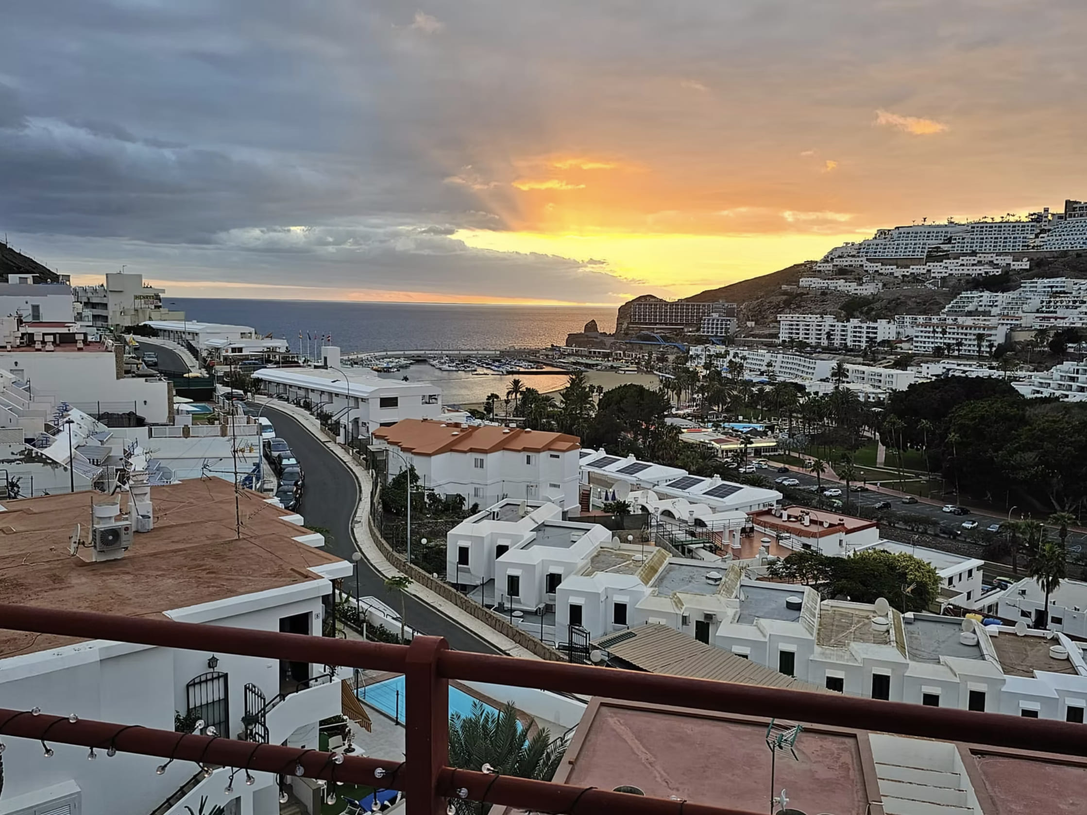 A warm terrace overlooking the sea, similar to the welcome guests receive at El Libre Playa